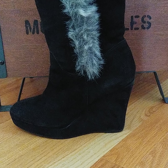 A pair of Coconuts blk boot w/ grey faux fur trim - Picture 11 of 11